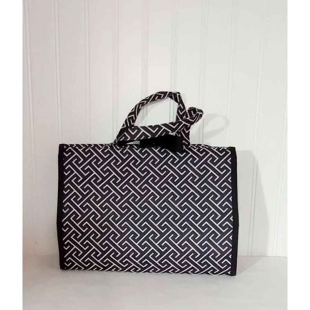 Main Street connection, Trifold cosmetic travel bag with hanging hook
